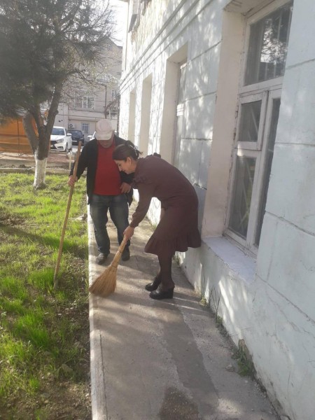Коллектив Минздрава Дагестана дружно занят расчисткой и озеленением территории вокруг ведомства - Файл 2