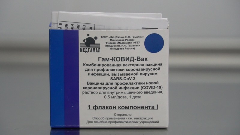 Первые врачи привились от коронавируса