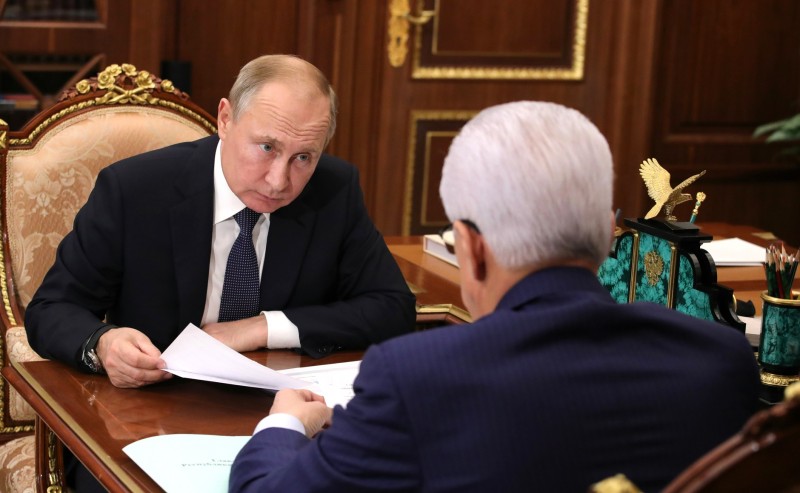 Президент страны Владимир Путин провел рабочую встречу с Главой Дагестана Владимиром Васильевым - Файл 1