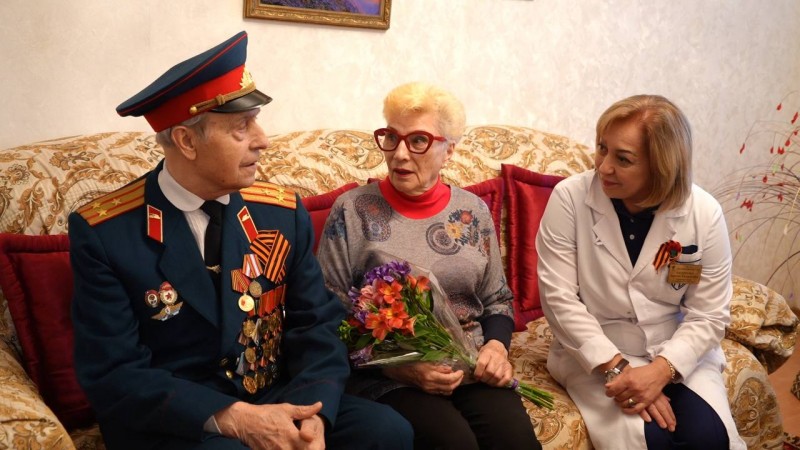 Врачи поликлиники № 6 Махачкалы во главе с главным врачом Заремой Тагировой и представители городской администрации навестили на дому и поздравили с наступающим Днём Победы Евгения Васильевича Якимца - Файл 1