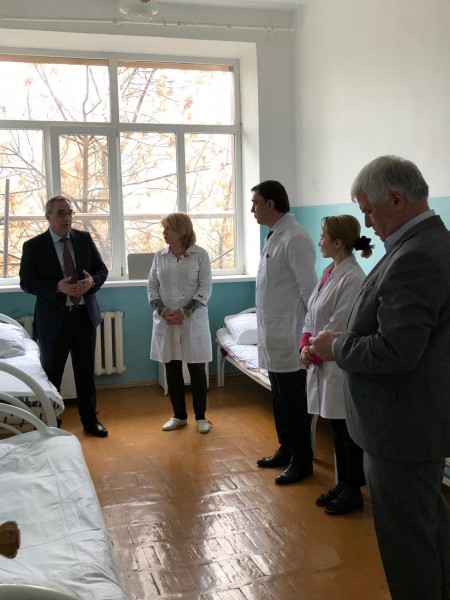 Министр Джамалудин Гаджиибрагимов с внеплановым визитом посетил два медучреждения - Файл 1