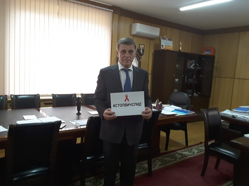 Коллектив Минздрава Дагестана во главе с министром  присоединился к интернет-флешмобу #СТОПВИЧСПИД