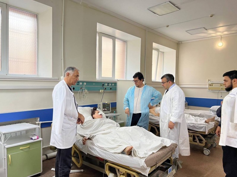 Замминистра здравоохранения РД Патхула Патхулаев посетил пострадавших при взрыве на заправке в пос. Новый Хушет - Файл 4