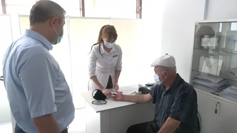 Татьяна Беляева и Мурад Казиев проверили работу прививочных пунктов в выходные дни - Файл 7