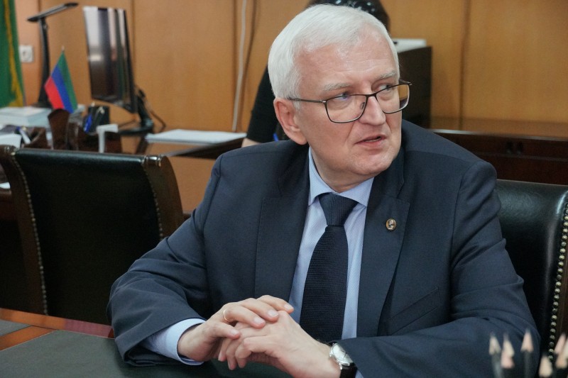 Министр Джамалудин Гаджиибрагимов провел встречу с главным внештатным генетиком Минздрава РФ  Сергеем Куцевым - Файл 3
