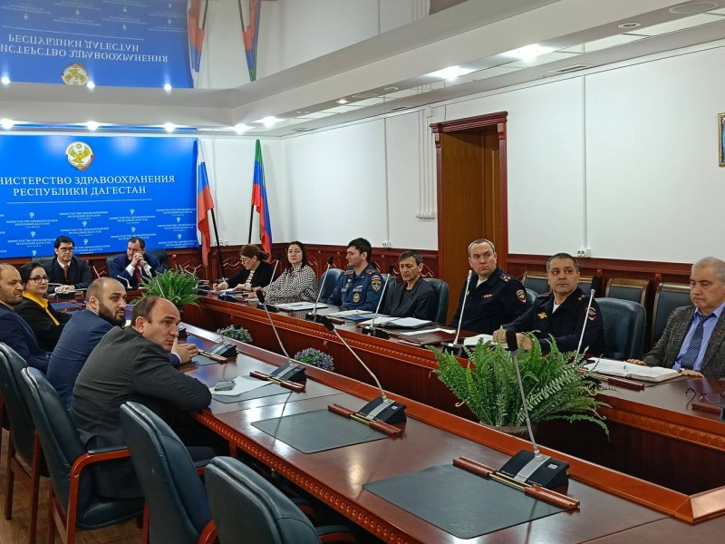 Аппарат Минздрава РД и заместители министра здравоохранения РД Ярослав Глазов и Патхула Патхулаев принимают участие в еженедельном селекторном совещании Минздрава России с регионами