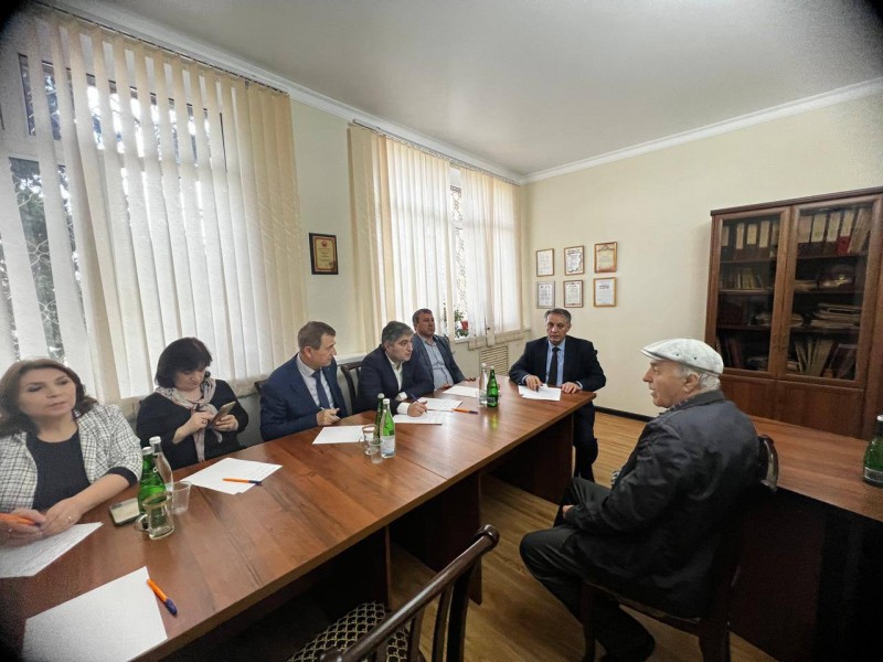 По поручению Главы Дагестана, зампред РД Абдурахман Махмудов провел личный прием граждан в соцзащите г. Избербаш. - Файл 4