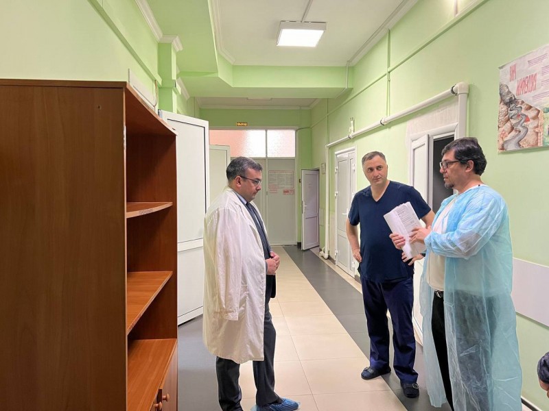 Замминистра здравоохранения РД Патхула Патхулаев посетил пострадавших при взрыве на заправке в пос. Новый Хушет - Файл 2