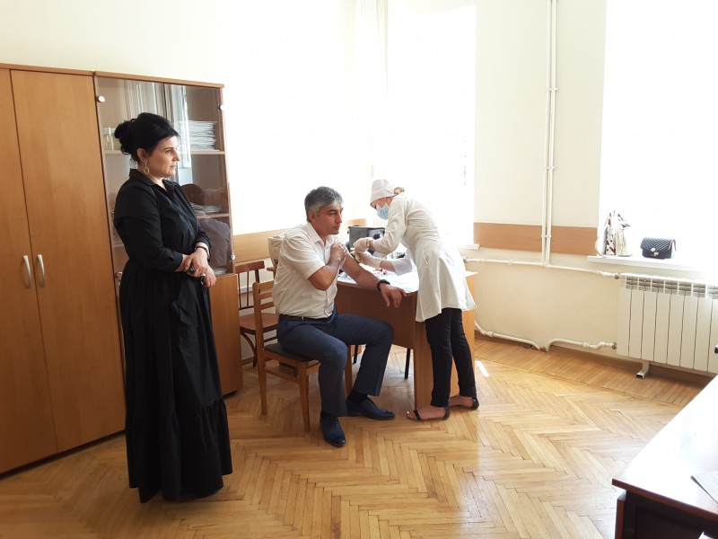 Сотрудники Минздрава РД личным примером призывают жителей республики пройти вакцинацию от гриппа