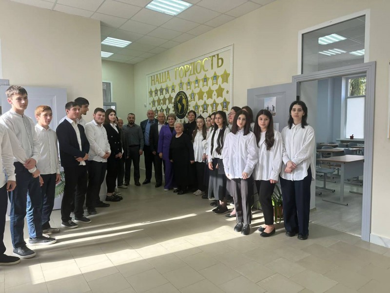 Татьяна Беляева приняла участие в уроке «разговоры о важном» в недавно открывшейся после капремонта школе Буйнакска.