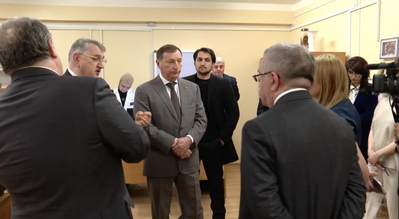 Заур Аскендеров сегодня навестил юных пациентов Детской клинической больницы