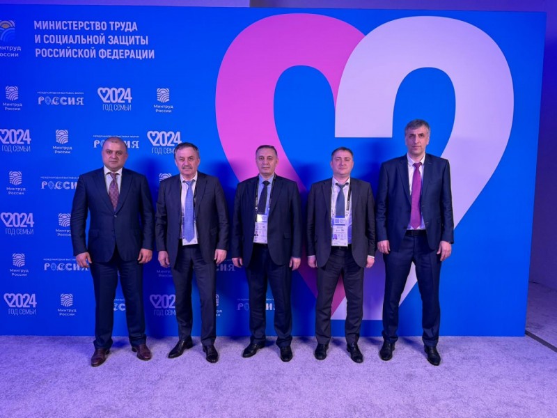 Делегация от Дагестана во главе с вице-премьером Абдурахманом Махмудовым приняла участие в расширенном  заседании коллегии Минтруда России. - Файл 2