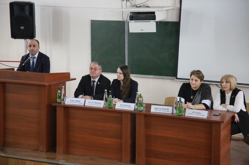 Начальник управления оказания медицинский помощи населению Минздрава РД Татьяна Беляева побывала на Дне открытых дверей ДГМУ - Файл 3