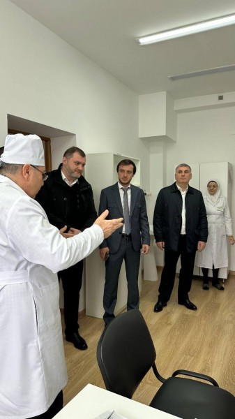 Министр здравоохранения РД Ярослав Глазов накануне со специалистами ведомства проинспектировал работу больницы в городе Дагестанские Огни - Файл 1