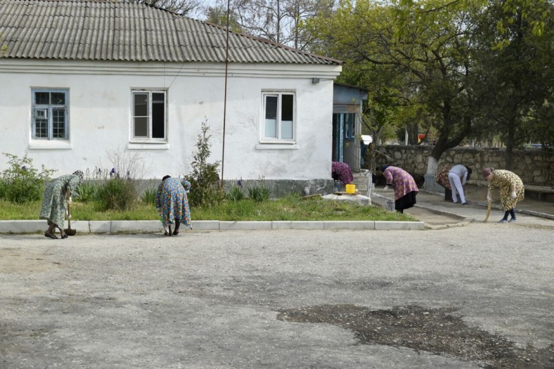 Коллектив Минздрава РД  и медицинские работники присоединились к весеннему субботнику - Файл 10