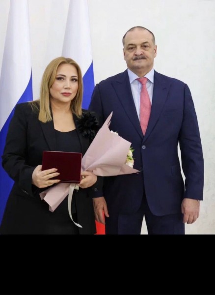 Лично Главой РД С.А. Меликовым звание Заслуженный врач РФ вручено Юнусовой Индире Магомедовне