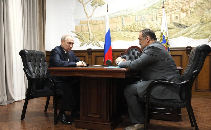 Сергей Меликов проинформировал Владимира Путина о работе по поддержке участников СВО из Дагестана и их семей.