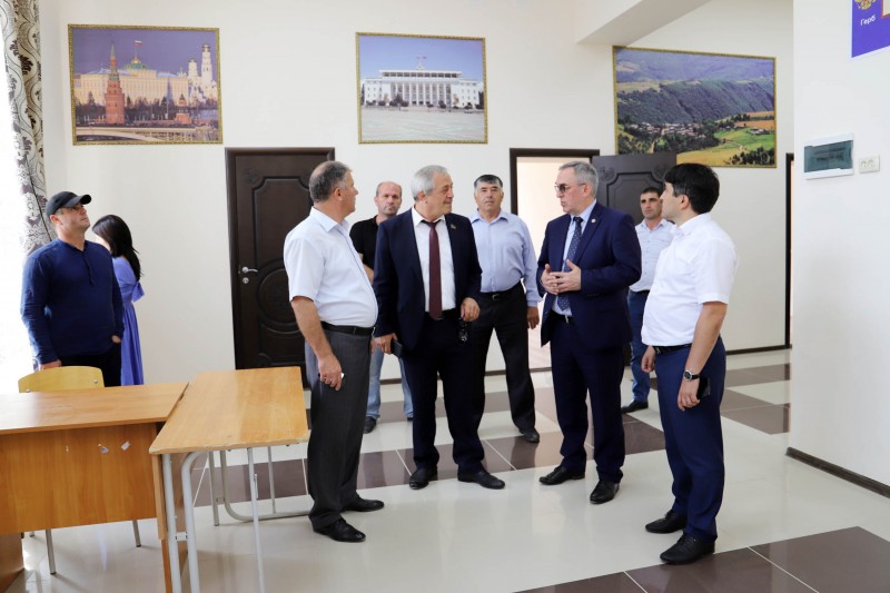 Джамалудин Гаджиибрагимов проинспектировал ход ремонтных работ в Табасаранской центральной районной больнице - Файл 5
