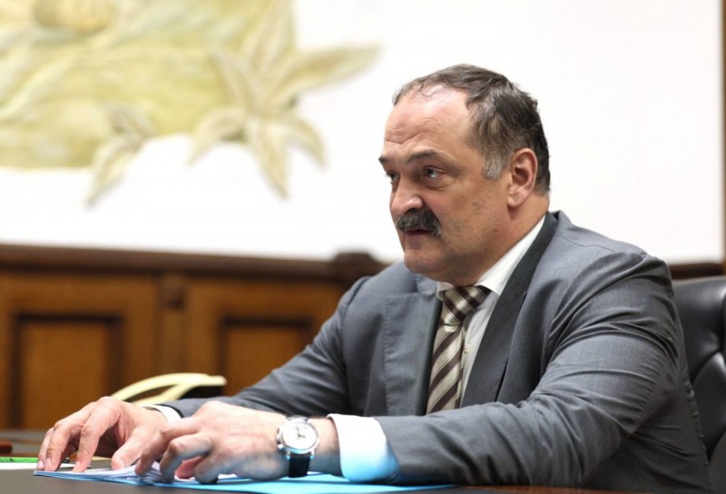 Сергей Меликов проинформировал Владимира Путина о работе по поддержке участников СВО из Дагестана и их семей. - Файл 2