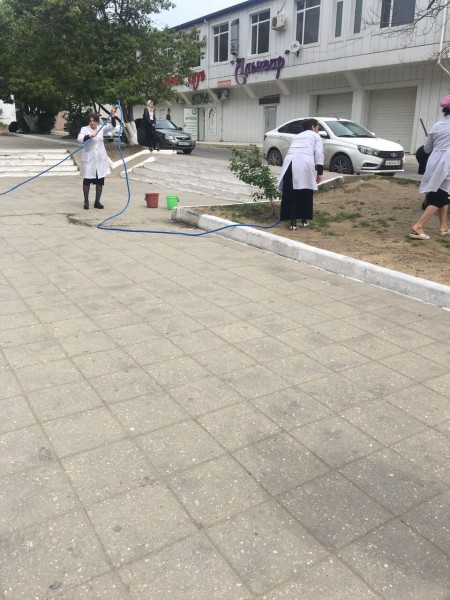 Коллектив Минздрава РД  и медицинские работники присоединились к весеннему субботнику - Файл 15