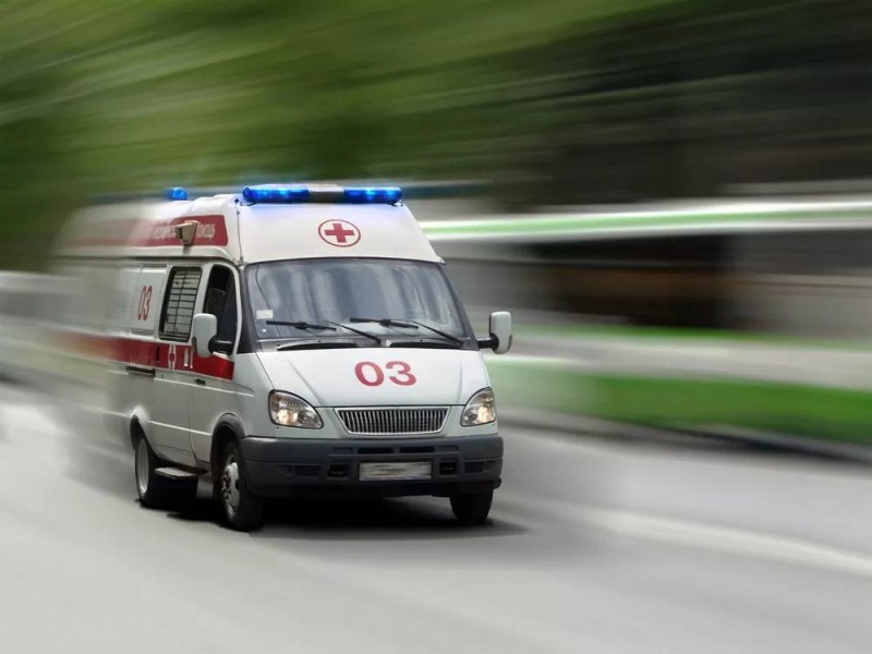 Медицинские работники спасают пострадавших в перестрелке в г. Махачкале