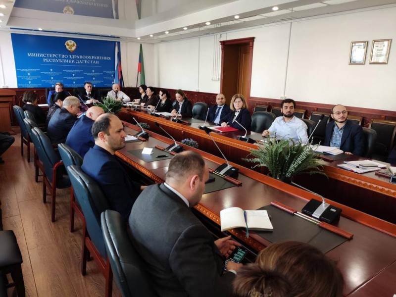 Заместитель председателя Правительства РД Абдурахман Махмудов и министр здравоохранения РД Татьяна Беляева приняли участие в еженедельном селекторном совещании Минздрава России с регионами. - Файл 1