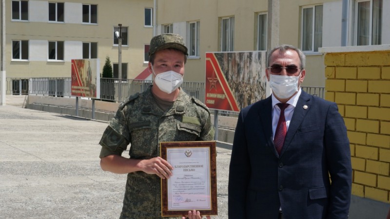 Министр Джамалудин Гаджиибрагимов вручил  благодарственные письма от Главы Дагестана врачам военно-полевого госпиталя в Ботлихе - Файл 1