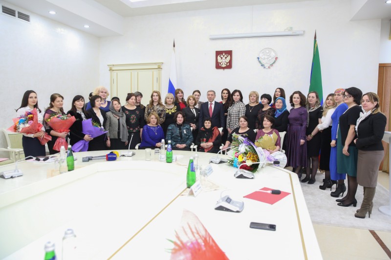 За вклад в развитие республики награждена начальник охраны материнства и детства Минздрава РД Раиса Шахсинова - Файл 2