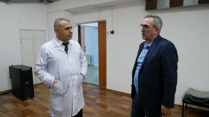 Министр Джамалудин Гаджиибрагимов ознакомился с работой медицинских учреждений Кизлярского района