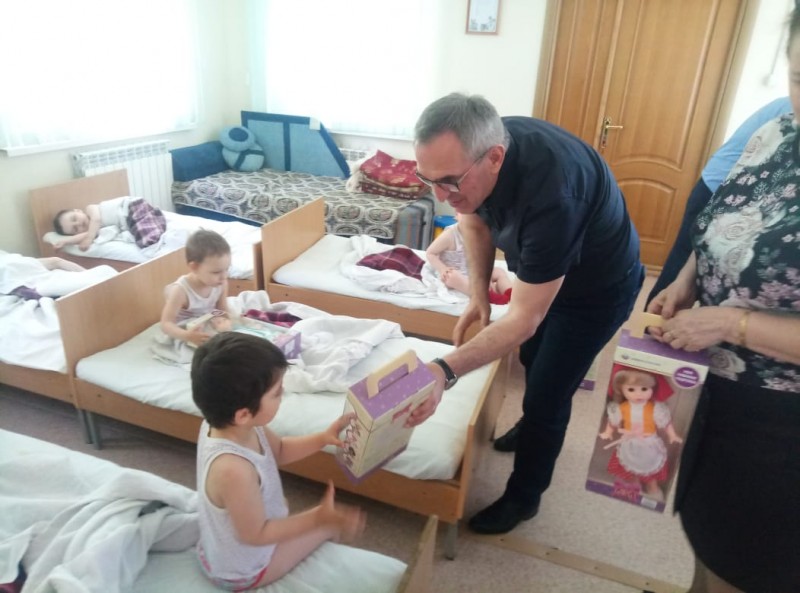 Джамалудин Гаджиибрагимов навестил воспитанников буйнакского Дома ребенка - Файл 1