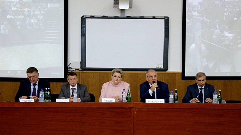 Министр здравоохранения РД Татьяна Беляева приняла участие в ярмарке вакансий. - Файл 2