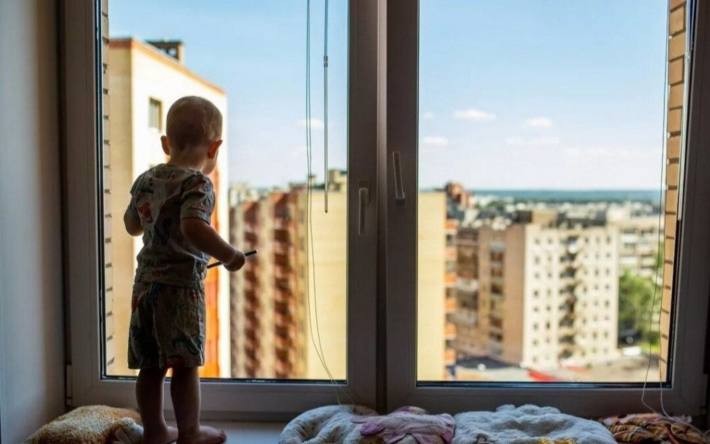 Врачи Каспийской ЦГБ борются за жизнь ребенка, упавшего с 5-го этажа