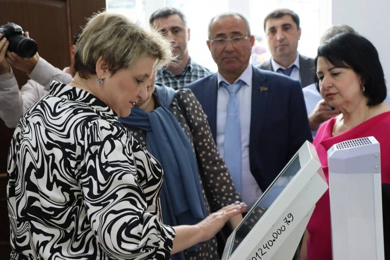 Министр здравоохранения Республики Дагестан Татьяна Беляева и глава Магарамкентского района Фарид Ахмедов торжественно открыли модульный ФАП в с.Джепель - Файл 7