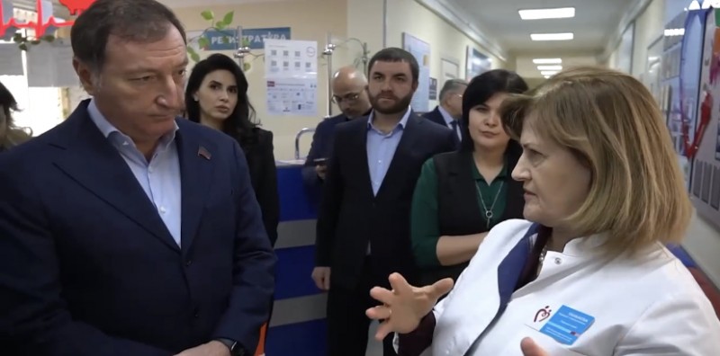 Председатель Народного Собрания РД Заур Аскендеров, председатель Комитета НС РД по здравоохранению Ильяс Мамаев и министр здравоохранения РД Татьяна Беляева - Файл 1