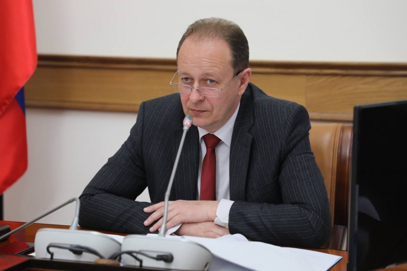 Замминистра здравоохранения РД Раиса Шахсинова приняла участие в заседании правительственной комиссии по делам несовершеннолетних и защите их прав в РД под руководством вице-премьера Муслима Телякавова. - Файл 3