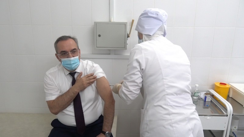 Глава Минздрава Дагестана сделал прививку от новой коронавирусной инфекции - Файл 3