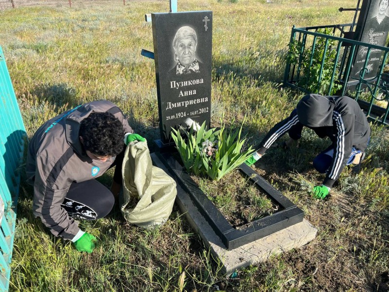 Сотрудники Сулакской участковой больницы облагородили могилы ветеранов Великой Отечественной войны - Файл 2