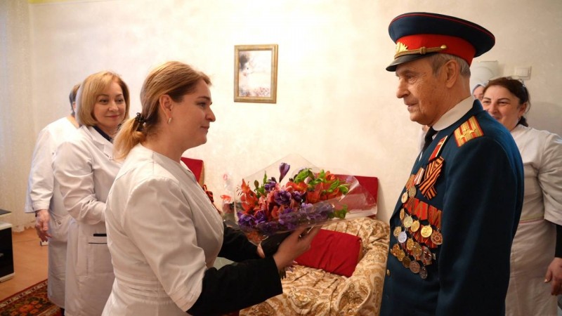 Врачи поликлиники № 6 Махачкалы во главе с главным врачом Заремой Тагировой и представители городской администрации навестили на дому и поздравили с наступающим Днём Победы Евгения Васильевича Якимца