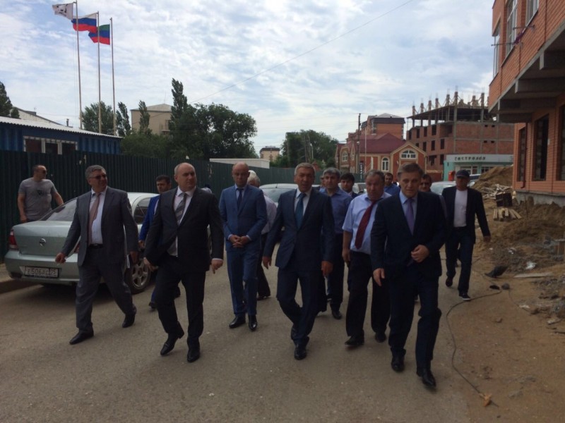 Ход строительства перинатального центра в Махачкале проинспектировал  председатель правительства республики
