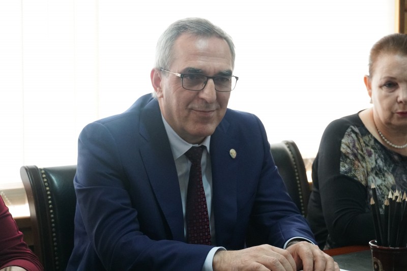 Вопросы развития педиатрической и детской хирургической служб в Дагестане обсудили на встрече главы Минздрава со специалистами «НМИЦ здоровья детей» - Файл 1