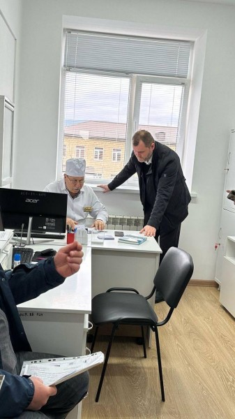 Министр здравоохранения РД Ярослав Глазов накануне со специалистами ведомства проинспектировал работу больницы в городе Дагестанские Огни