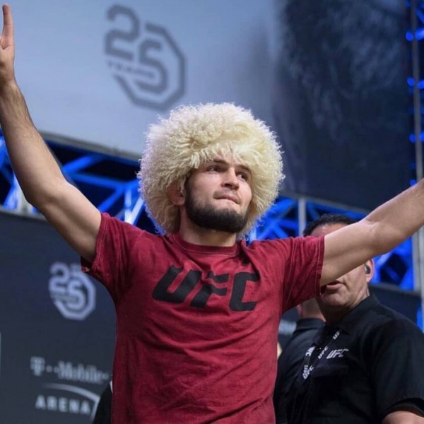 Хабиб Нурмагомедов защитил чемпионский пояс UFC в легком весе