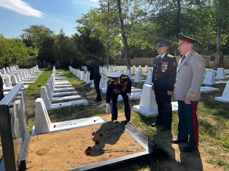 Вице-премьер Дагестана Абдурахман Махмудов принял участие в мемориальной церемонии возложения цветов на воинском кладбище в Махачкале - Файл 2