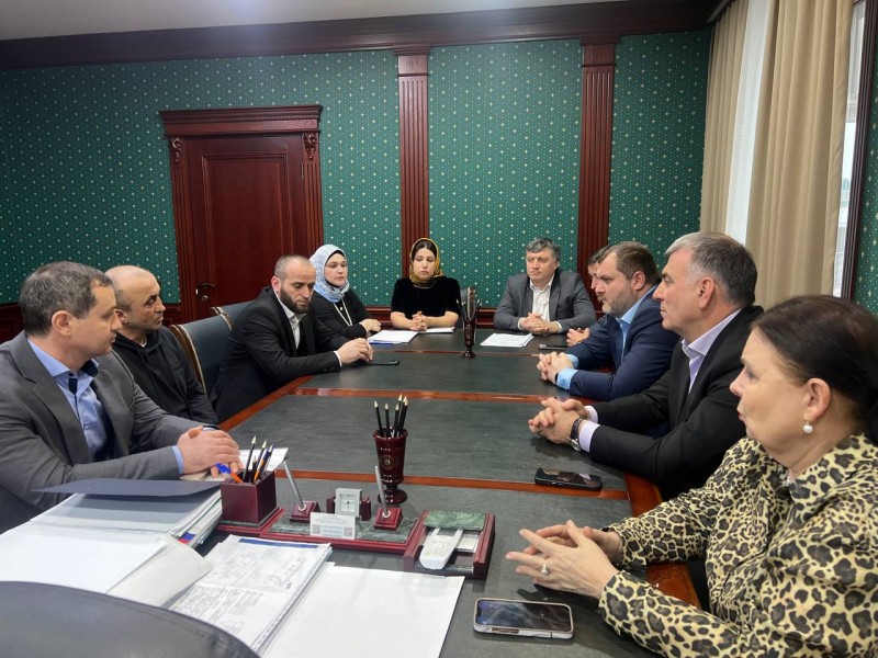 Министр здравоохранения РД встретился с участником СВО, обратившимся за дополнительными препаратами - Файл 2