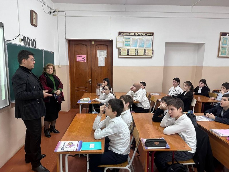 Заместитель министра здравоохранения РД Патхула Патхулаев провёл урок «Разговоры о важном» с учащимися школы N13 Махачкалы.
