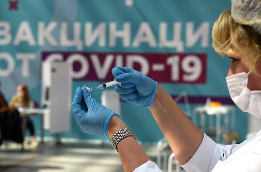 Работники, проходящие вакцинацию от COVID-19, теперь будут иметь право на 2 оплачиваемых выходных дня