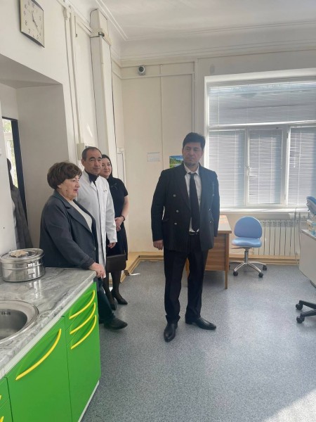 Замминистра здравоохранения РД Патхула Патхулаев с сотрудниками ведомства провели обход в Республиканской стоматологической поликлинике им. Максудова - Файл 4