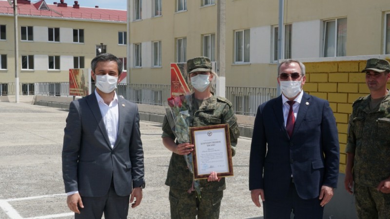 Министр Джамалудин Гаджиибрагимов вручил  благодарственные письма от Главы Дагестана врачам военно-полевого госпиталя в Ботлихе - Файл 2