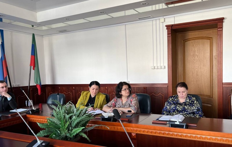 Заместитель Председателя Правительства РД Абдурахман Махмудов, министр здравоохранения РД Татьяна Беляева и аппарат Минздрава Дагестана сегодня приняли участие в селекторном совещании Минздрава России с регионами. - Файл 1