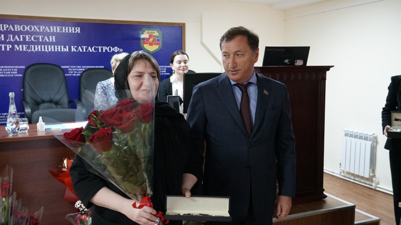Средние медработники службы скорой помощи республики получили награды от Народного Собрания РД. - Файл 3